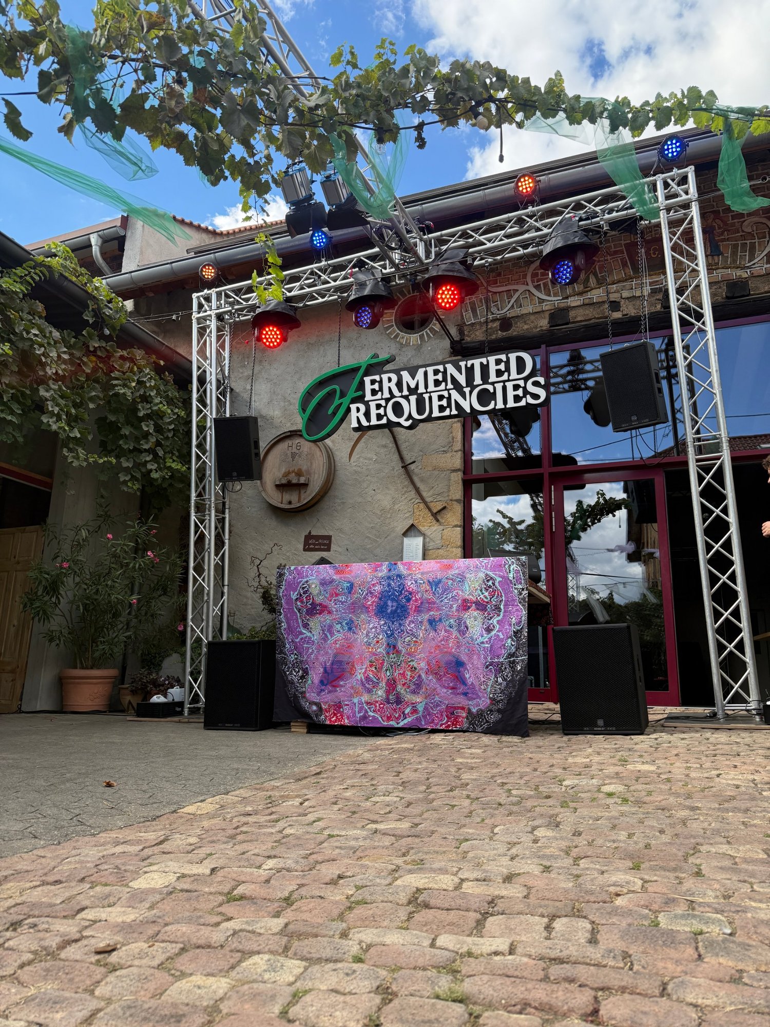 Fermented Frequencies: DJ-Bühne mit Traversenportal, Licht und Beschallung im Weinhof