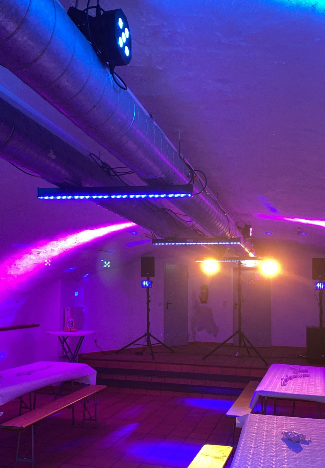 Partyraum mit LED-Bars und Scheinwerfern