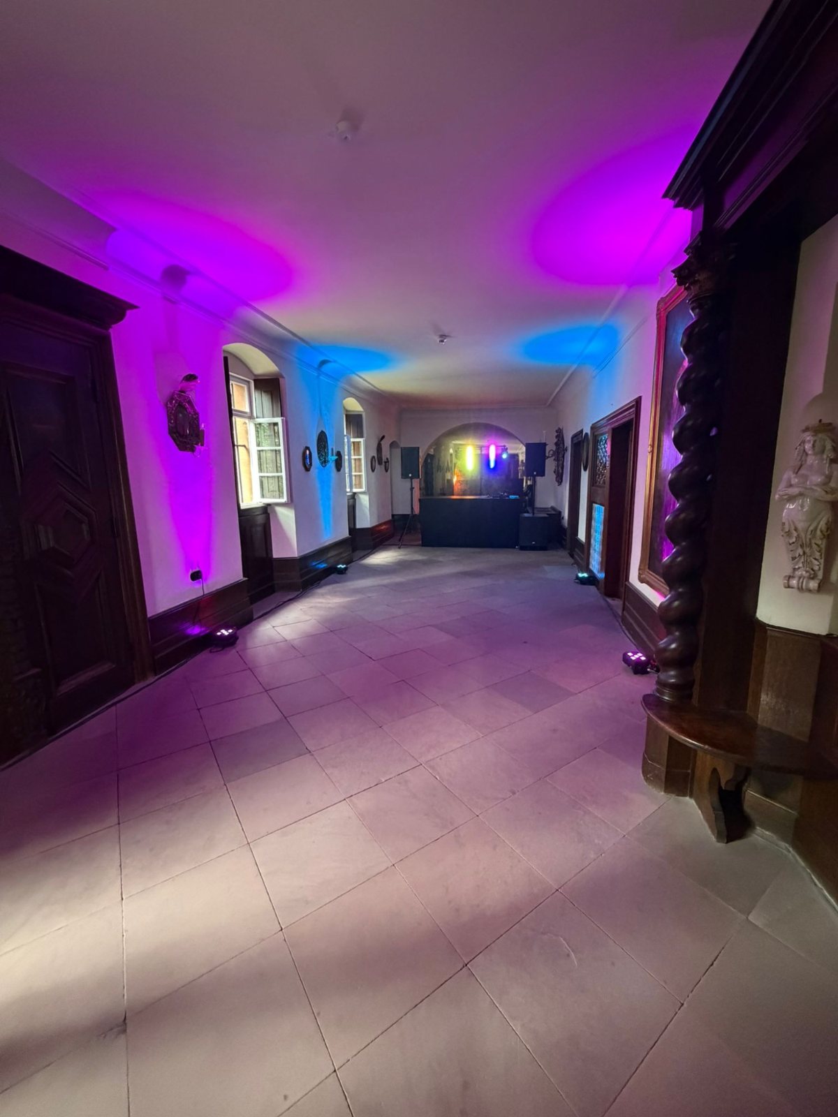 Historischer Saal mit violetter und blauer Ambientebeleuchtung